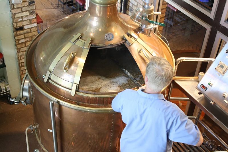 homem durante a produção de cerveja