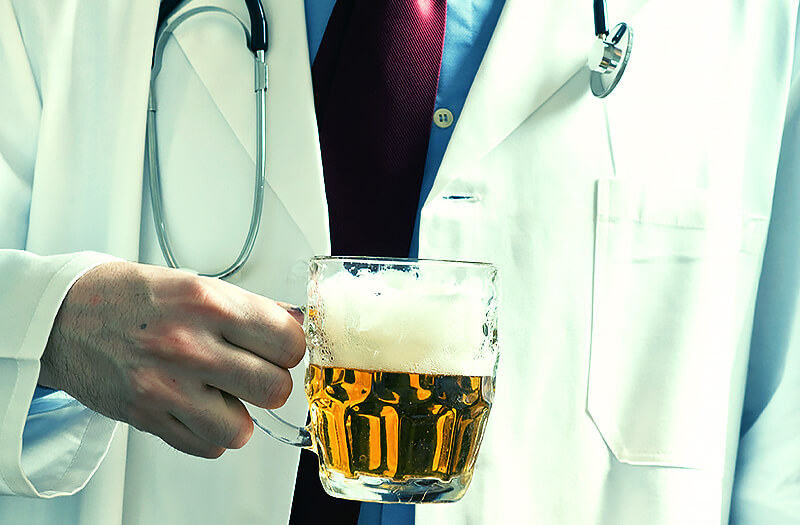 Médico com copo de cerveja - Indupropil